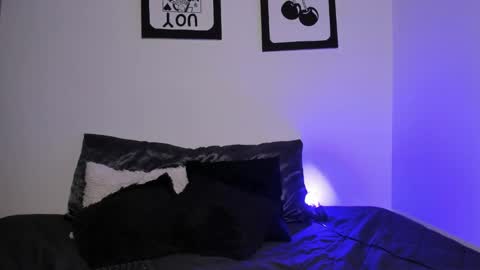 LANAindependent model online show from 09.30.25