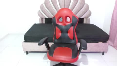 naya_fox1 online show from 12.23.25