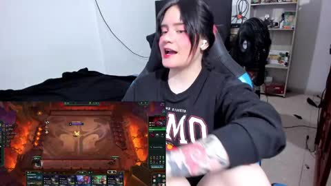 Snapshot of neeko_lol_ chatting on 03.01.26 Geek Nicole im Neeko UwU online show from 03.01.26