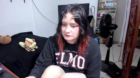 Snapshot of neeko_lol_ chatting on 06.09.26 Geek Nicole im Neeko UwU online show from 06.09.26