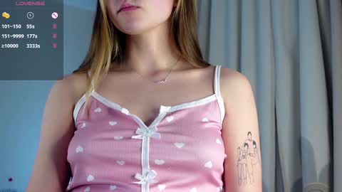 Snapshot of neldaaskins chatting on 01.05.25 Lana online show from 01.05.25