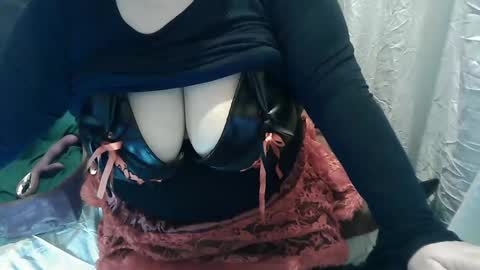 Snapshot of neslihan35 chatting on 02.12.25 neslihan online show from 02.12.25