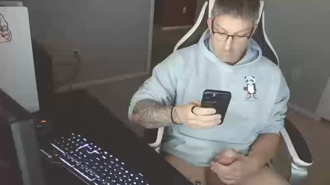 Snapshot of newevo chatting on 10.11.25 newevo online show from 10.11.25