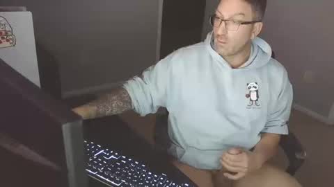 Snapshot of newevo chatting on 10.20.25 newevo online show from 10.20.25