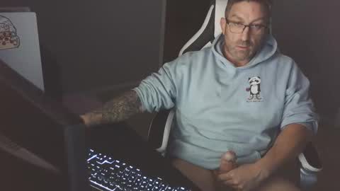 Snapshot of newevo chatting on 10.21.25 newevo online show from 10.21.25