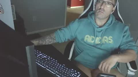 Snapshot of newevo chatting on 10.27.25 newevo online show from 10.27.25