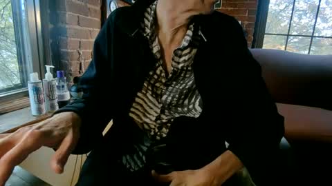 Snapshot of nfgwholoves2cum chatting on 10.11.25 NFG Nice Friendly Guy Dick online show from 10.11.25