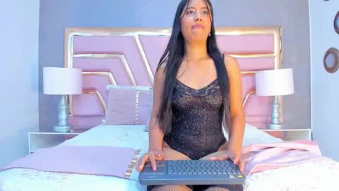 Nia  online show from 09.23.25