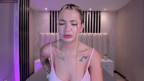 Snapshot of niaholland chatting on 06.27.26 SQUIRTER DOLL online show from 06.27.26