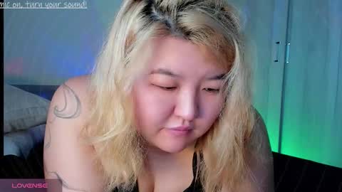 Snapshot of niatonoori chatting on 10.08.25 Kim online show from 10.08.25