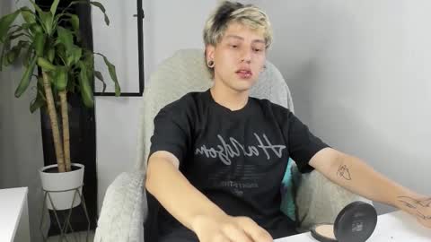 Nico  online show from 11.05.25