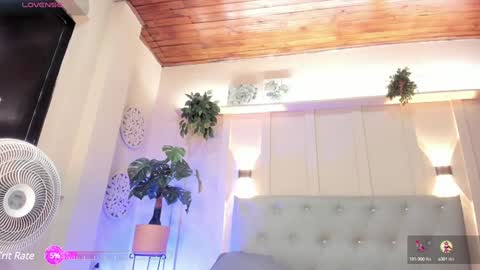 Snapshot of nicol_snow chatting on 12.21.24 Your baby Nicol online show from 12.21.24