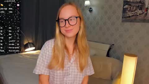 Snapshot of nicolavanderbie chatting on 10.17.25 Nicoletta online show from 10.17.25