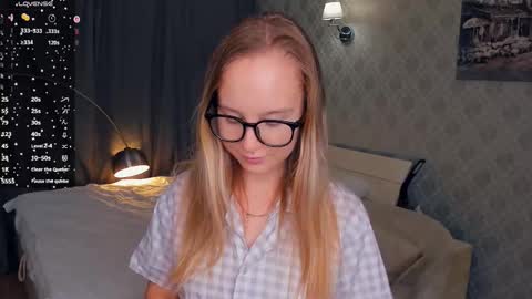 Snapshot of nicolavanderbie chatting on 10.20.25 Nicoletta online show from 10.20.25