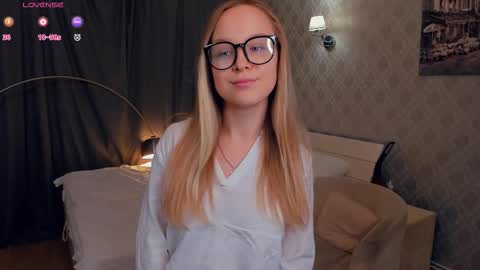 Snapshot of nicolavanderbie chatting on 10.21.25 Nicoletta online show from 10.21.25