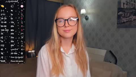 Snapshot of nicolavanderbie chatting on 10.27.25 Nicoletta online show from 10.27.25