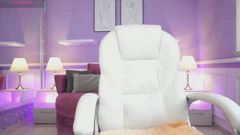 Nicole Crawft online show from 10.09.25