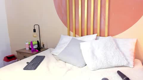 Snapshot of nicolee_angels chatting on 02.21.26 N i c o l e online show from 02.21.26