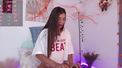 Snapshot of nicolle_swt chatting on 10.14.25 Nicolle online show from 10.14.25