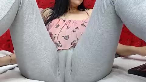 Snapshot of nicolleowens chatting on 10.18.25 NICOLLE online show from 10.18.25