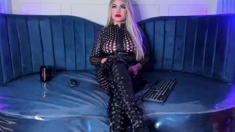 Nicollette Miller online show from 03.04.25