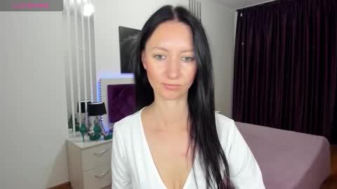 NikaLewis online show from 09.18.25