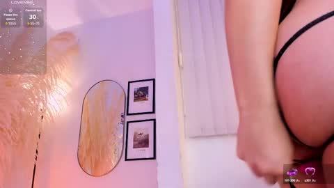 Snapshot of nikavelvet chatting on 10.12.25 NIKA online show from 10.12.25