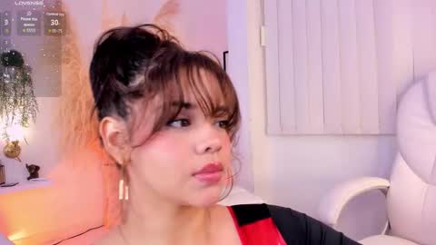 Snapshot of nikavelvet chatting on 10.28.25 NIKA online show from 10.28.25