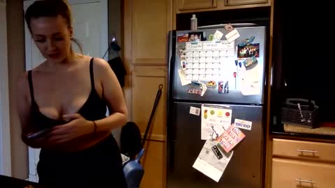 Snapshot of nikki_cums chatting on 12.11.24 NikkiCums online show from 12.11.24