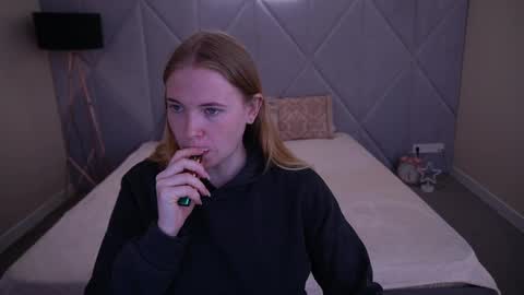 Snapshot of nikkyreyyy chatting on 05.27.26 nikkyreyyy online show from 05.27.26