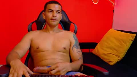 Snapshot of niko_hale chatting on 11.20.25 Niko online show from 11.20.25