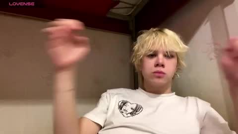 Snapshot of nikolasbucks chatting on 12.19.25 nikolasbucks online show from 12.19.25