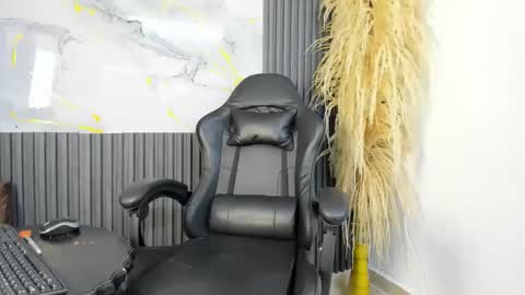 Snapshot of nikoll_evanss chatting on 11.11.25 nikoll_evanss online show from 11.11.25