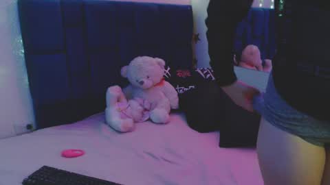 nikolle_huyt online show from 09.10.25