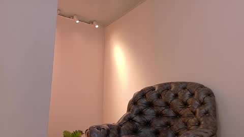 Snapshot of niky_smit chatting on 02.20.25 NIKY SMIT online show from 02.20.25