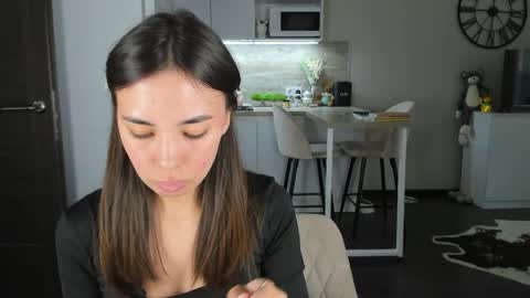 Snapshot of nilliluv chatting on 04.21.26 Bella online show from 04.21.26