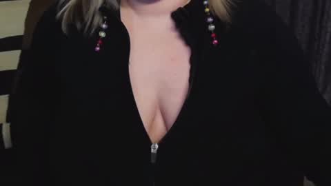 Snapshot of nimphoteasex chatting on 01.29.25 Blonde Nimpho online show from 01.29.25