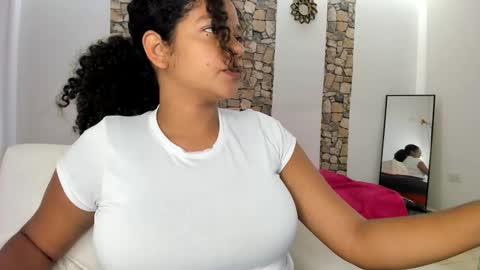 Snapshot of ninacollinss1 chatting on 10.01.25 ninabigboobs online show from 10.01.25