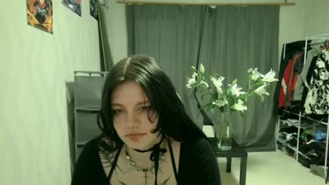 Snapshot of nishazenisek chatting on 06.08.26 Alice online show from 06.08.26