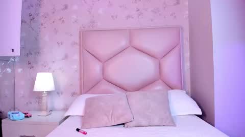 Snapshot of noa_butterfly chatting on 10.07.25 ambarsulliva online show from 10.07.25