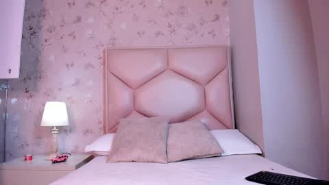 Snapshot of noa_butterfly chatting on 10.28.25 ambarsulliva online show from 10.28.25