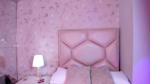 Snapshot of noa_butterfly chatting on 10.29.25 ambarsulliva online show from 10.29.25