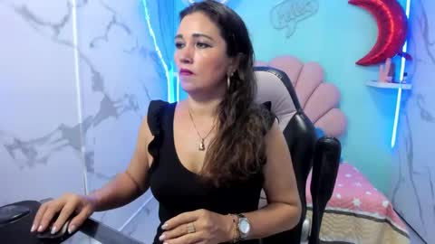Snapshot of noelia_milfs chatting on 10.15.25 noelia_milfs online show from 10.15.25