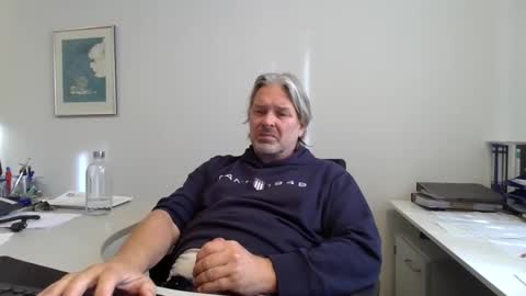 Snapshot of nonsequiture chatting on 10.31.25 Ralle online show from 10.31.25