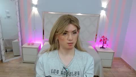 Snapshot of nooah_tay chatting on 02.18.26 nooah_tay online show from 02.18.26