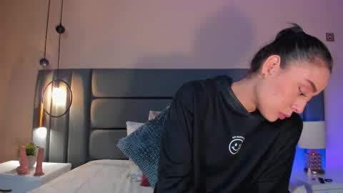 Nora Da Silva online show from 10.16.25