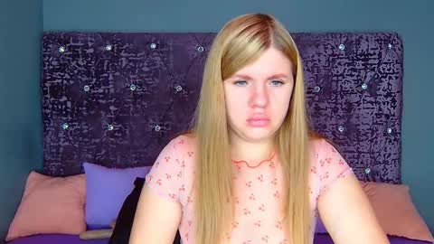 Snapshot of norabigas chatting on 11.10.25 Nora online show from 11.10.25