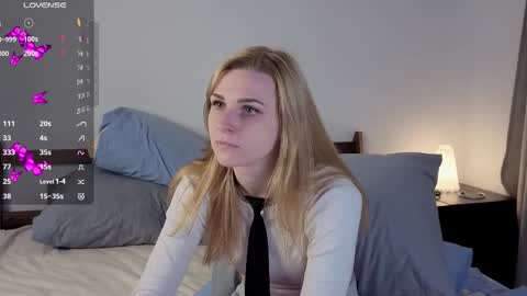 Snapshot of noradunn chatting on 10.10.25 Elina online show from 10.10.25