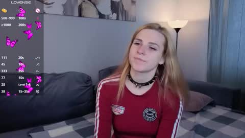 Snapshot of noradunn chatting on 10.23.25 Elina online show from 10.23.25