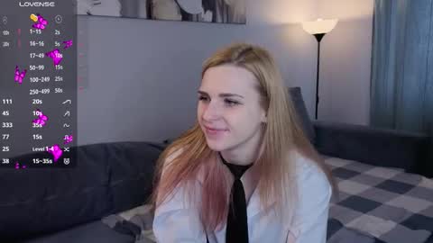 Snapshot of noradunn chatting on 10.28.25 Elina online show from 10.28.25